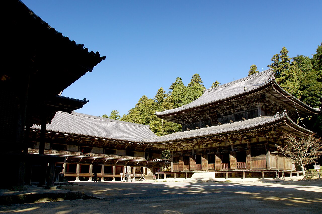 The gravel courtyard of Engyo-ji's Mitsunodo, with the Jikido hall on the left and the Daikodo facing it across the empty yard.