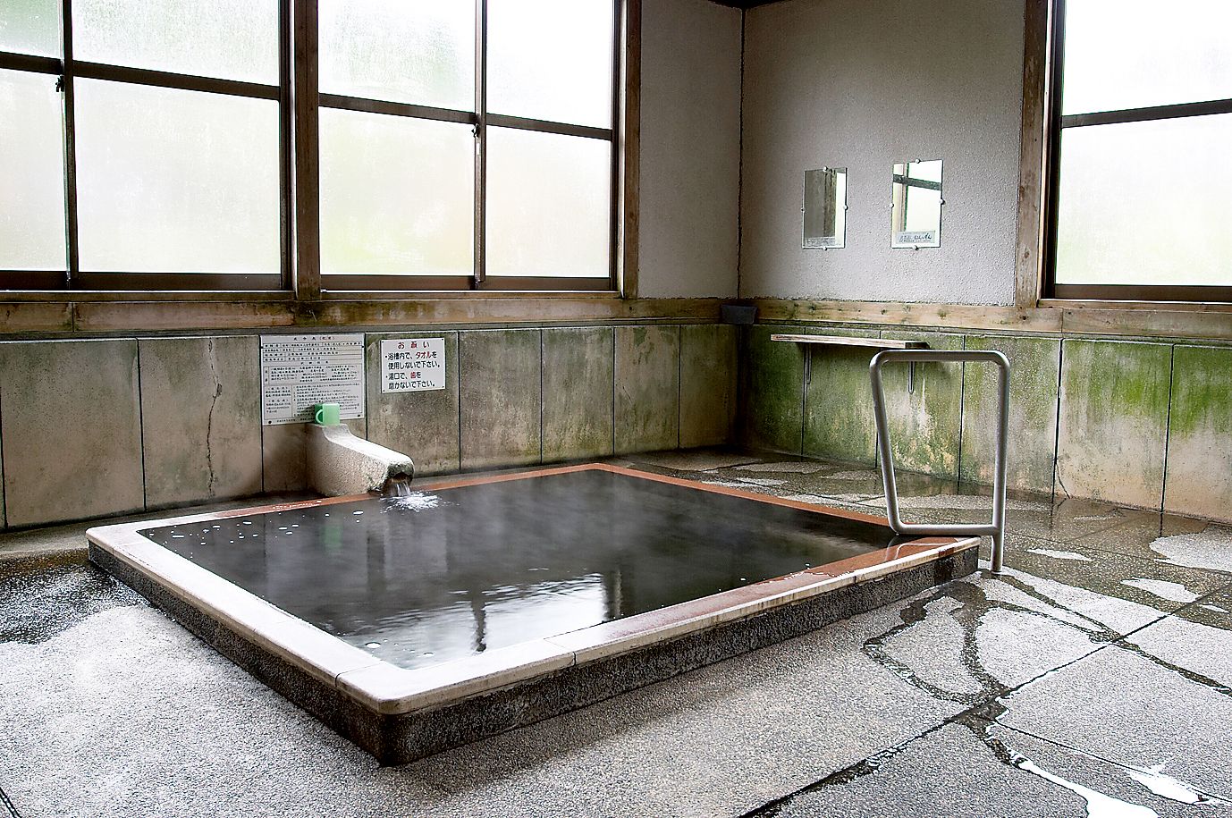 The wooden bathhouse building of Motoyu, one of the public baths in Hitoyoshi Onsen