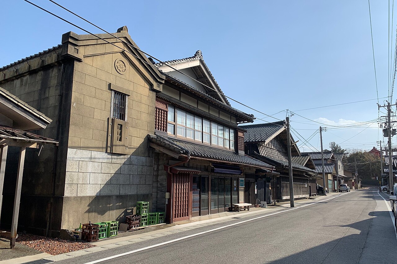 Old merchant houses with tiled roofs along a quiet street in the Shioya district of Murakami.