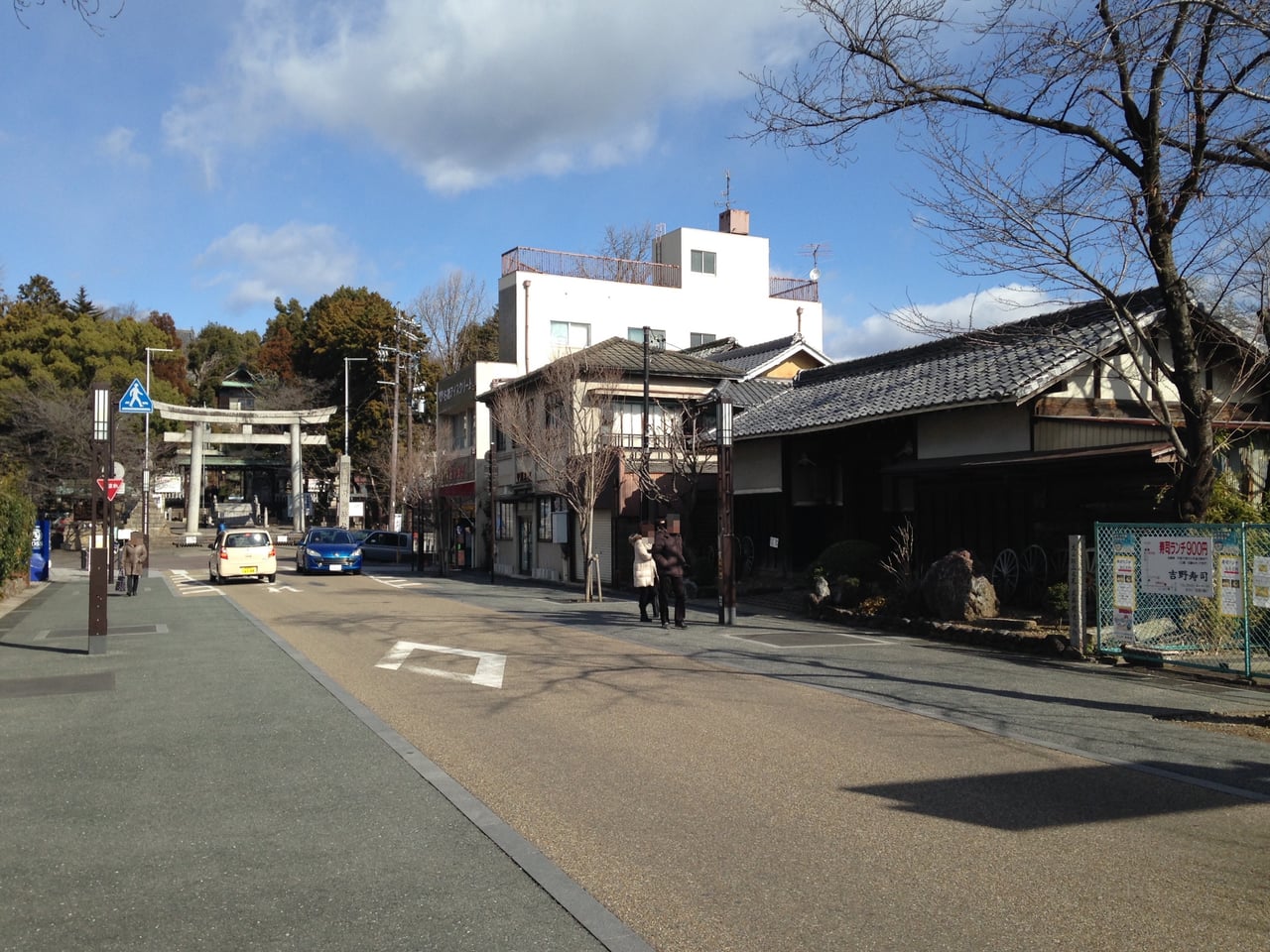 The old castle-town street of Inuyama in front of the city's Cultural History Museum, with a few distant pedestrians.