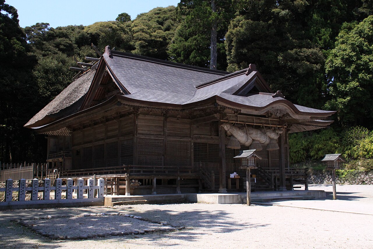 The worship hall of Tamawakasu-mikoto Shrine, ringed by tall cedars