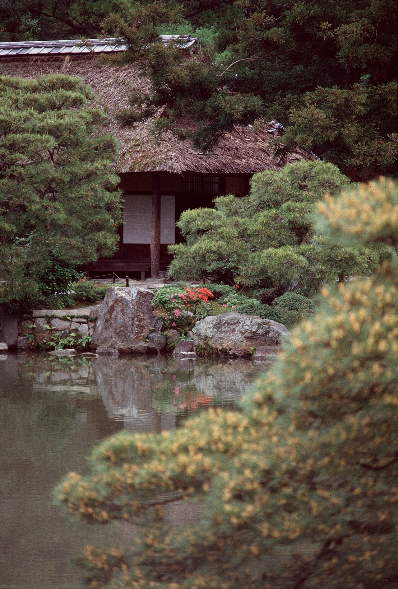 The pond and plantings of Tenshaen garden