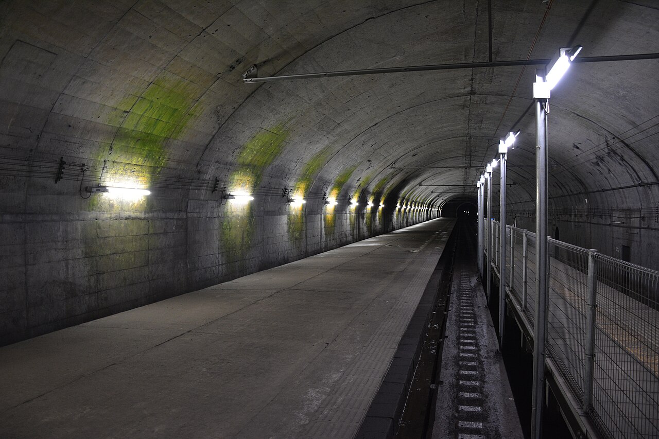 Doai Station underground platform