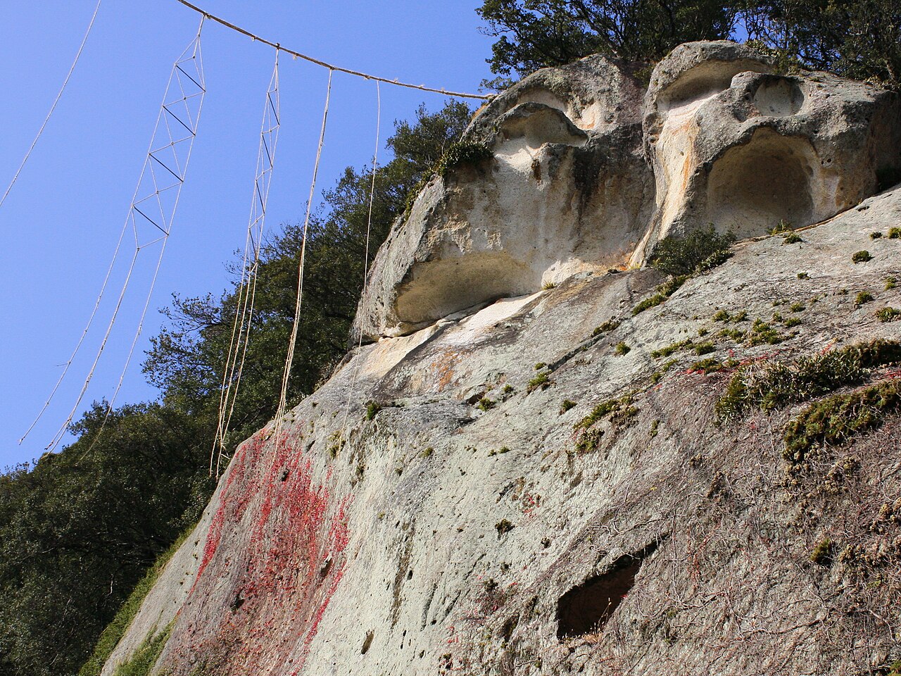 Hananoiwaya Shrine rock and great rope