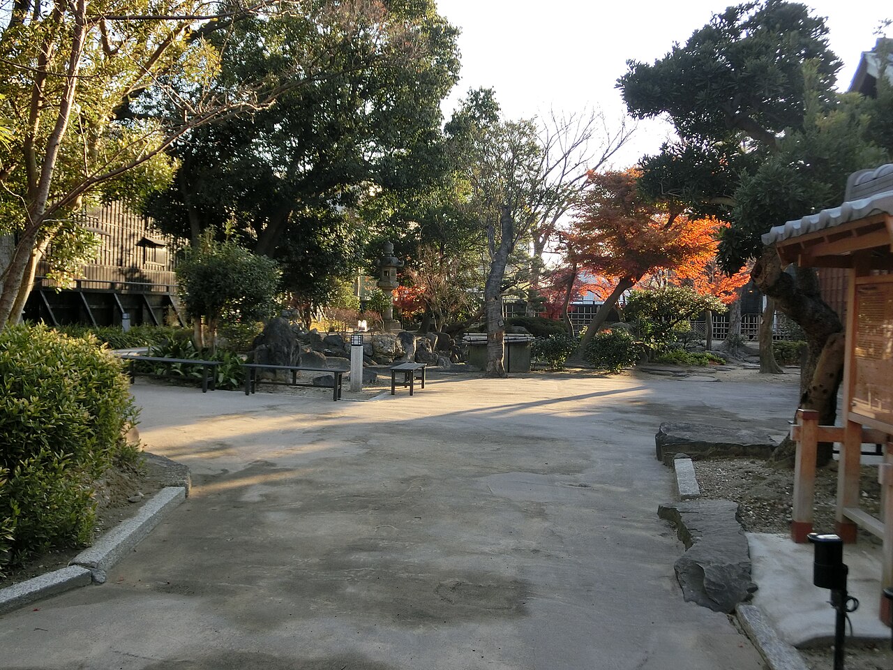 Stone paths and trees in the garden of the former Nakano Hanroku residence