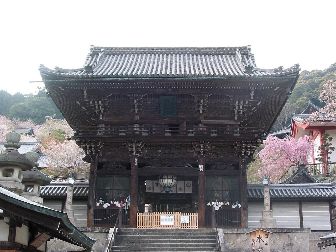 The two-storied Niomon gate of Hasedera