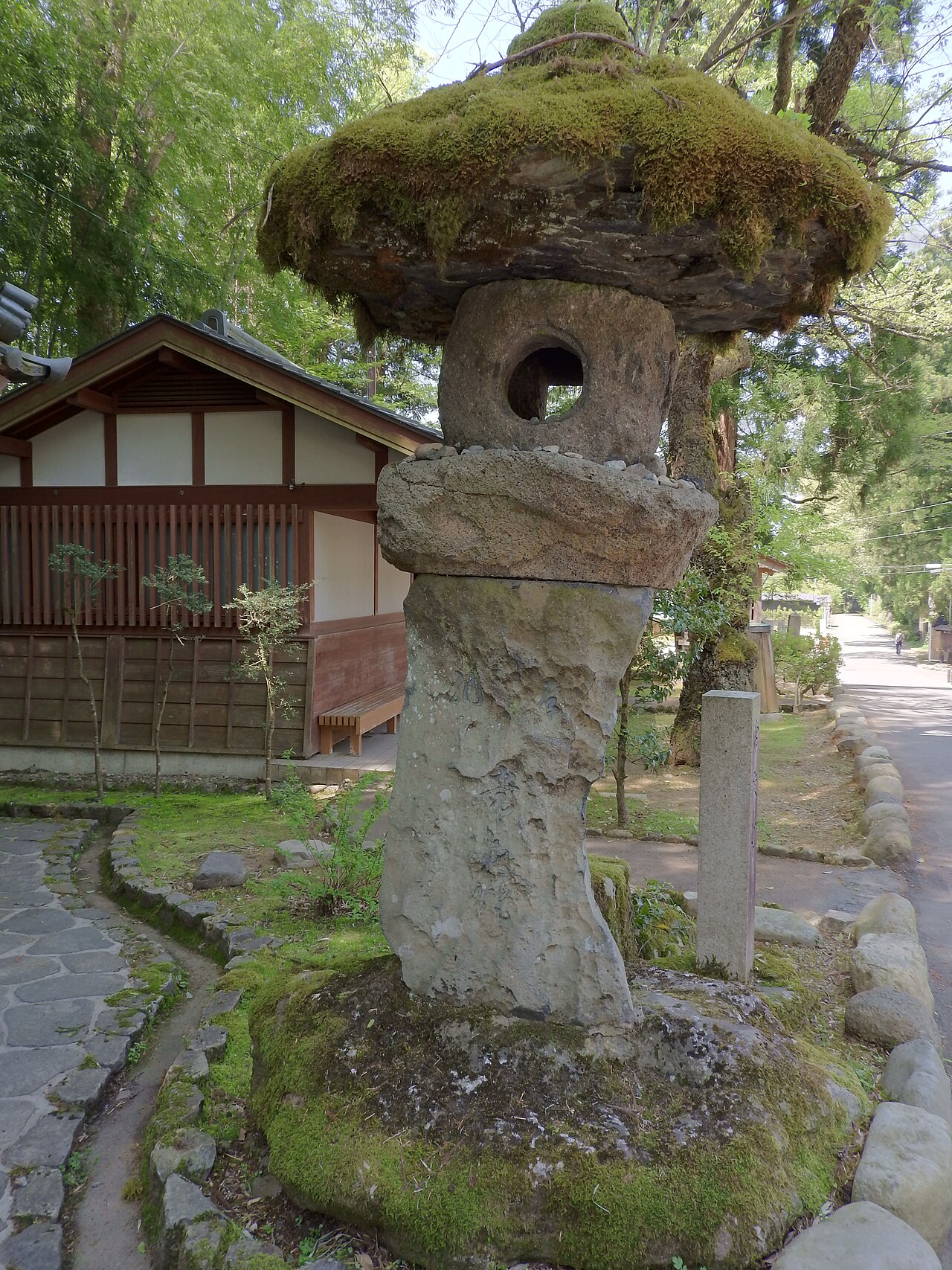 A moss-covered stone lantern at Heisenji
