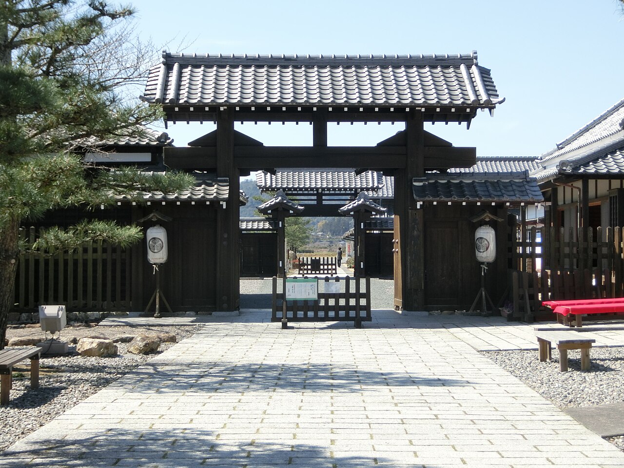 The black wooden main gate and tiled-roof buildings of the reconstructed Kiga checkpoint in Hamamatsu