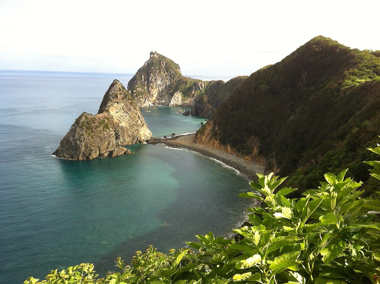 Rocks and a pebble beach at Kumomi