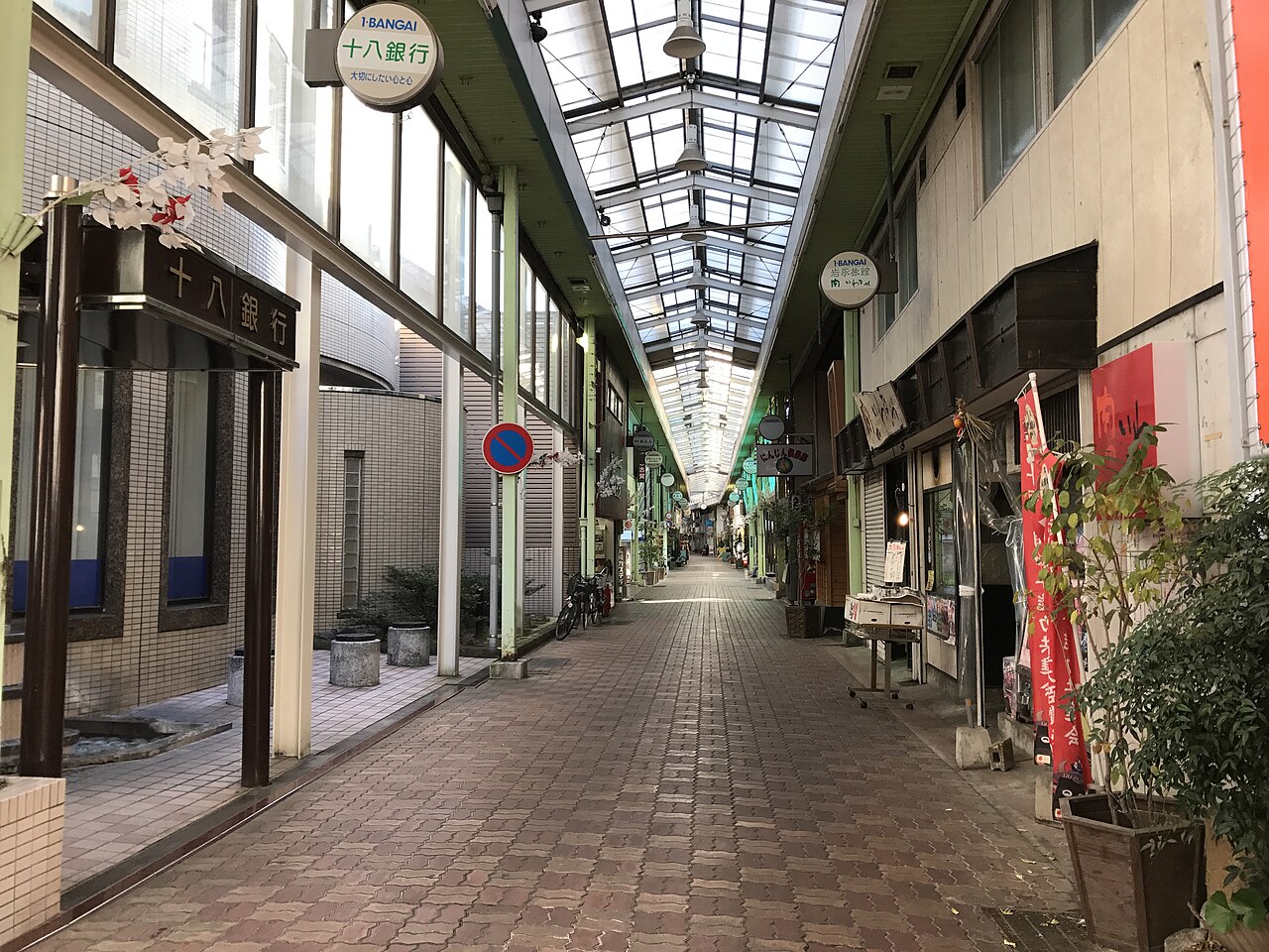 Ichibangai-dori, a lively shopping street in the town of Shimabara