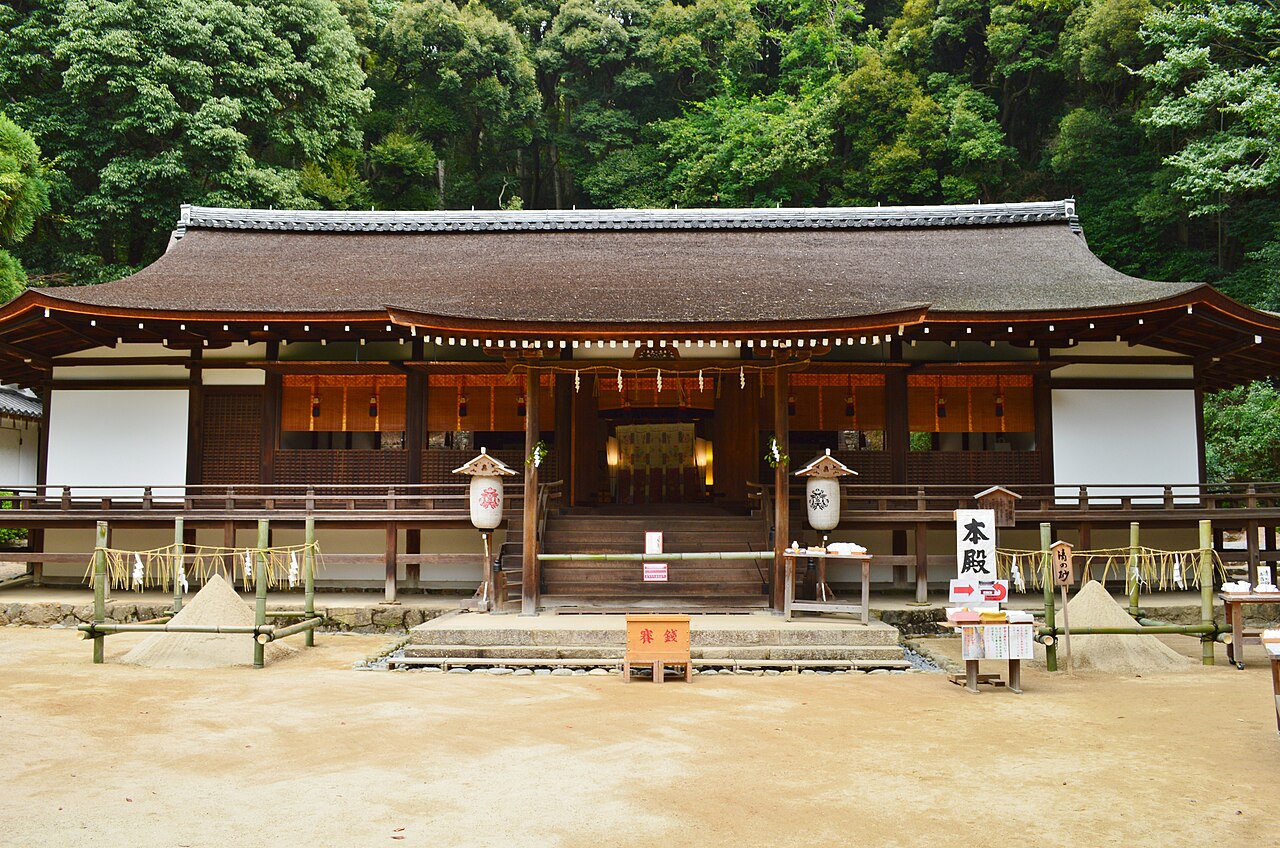 The thatched-roof worship hall of Ujigami Shrine seen from the gravel yard