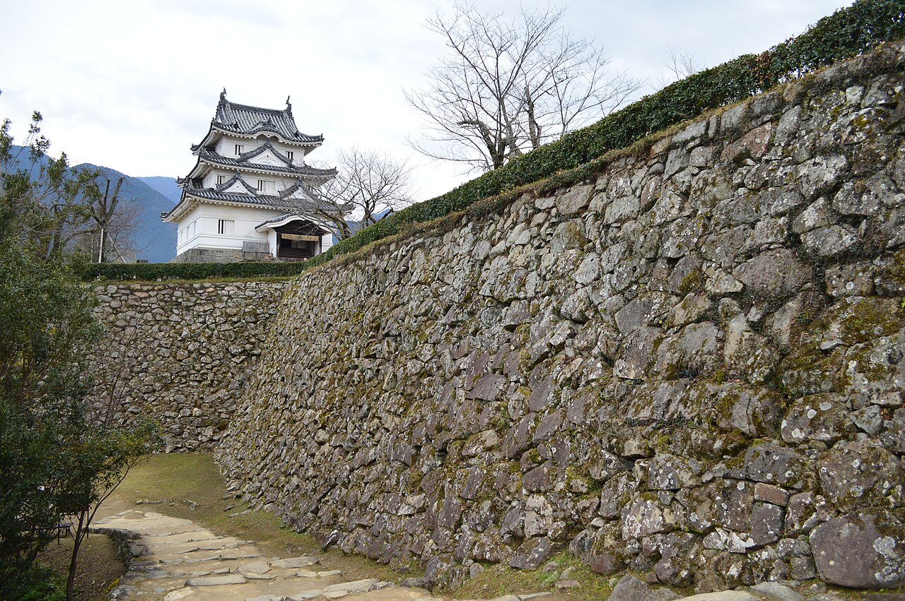 The keep of Uwajima Castle above its stone base