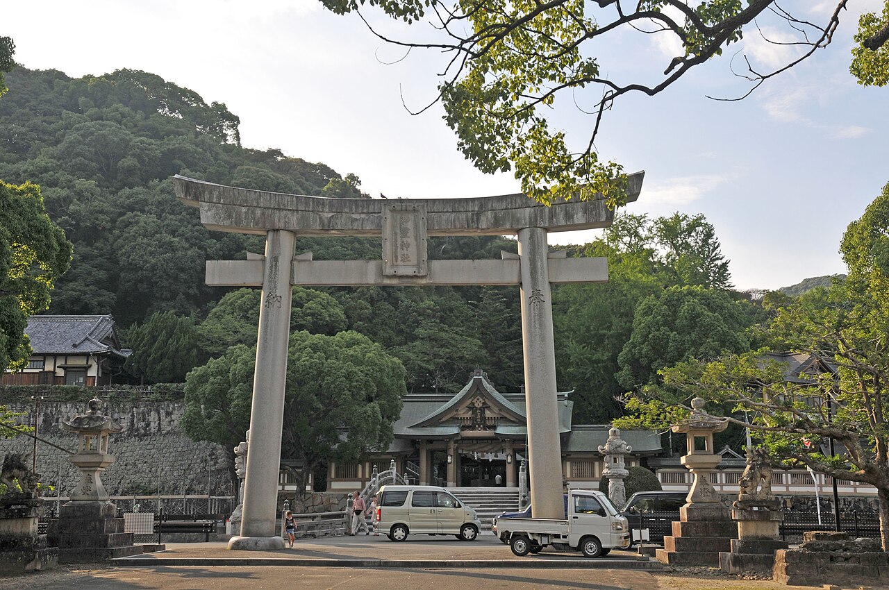 The approach and hall of Warei Shrine