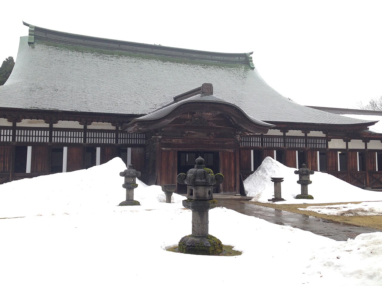 The Hatto lecture hall of Zuiryu-ji seen across snow-covered grounds in winter.